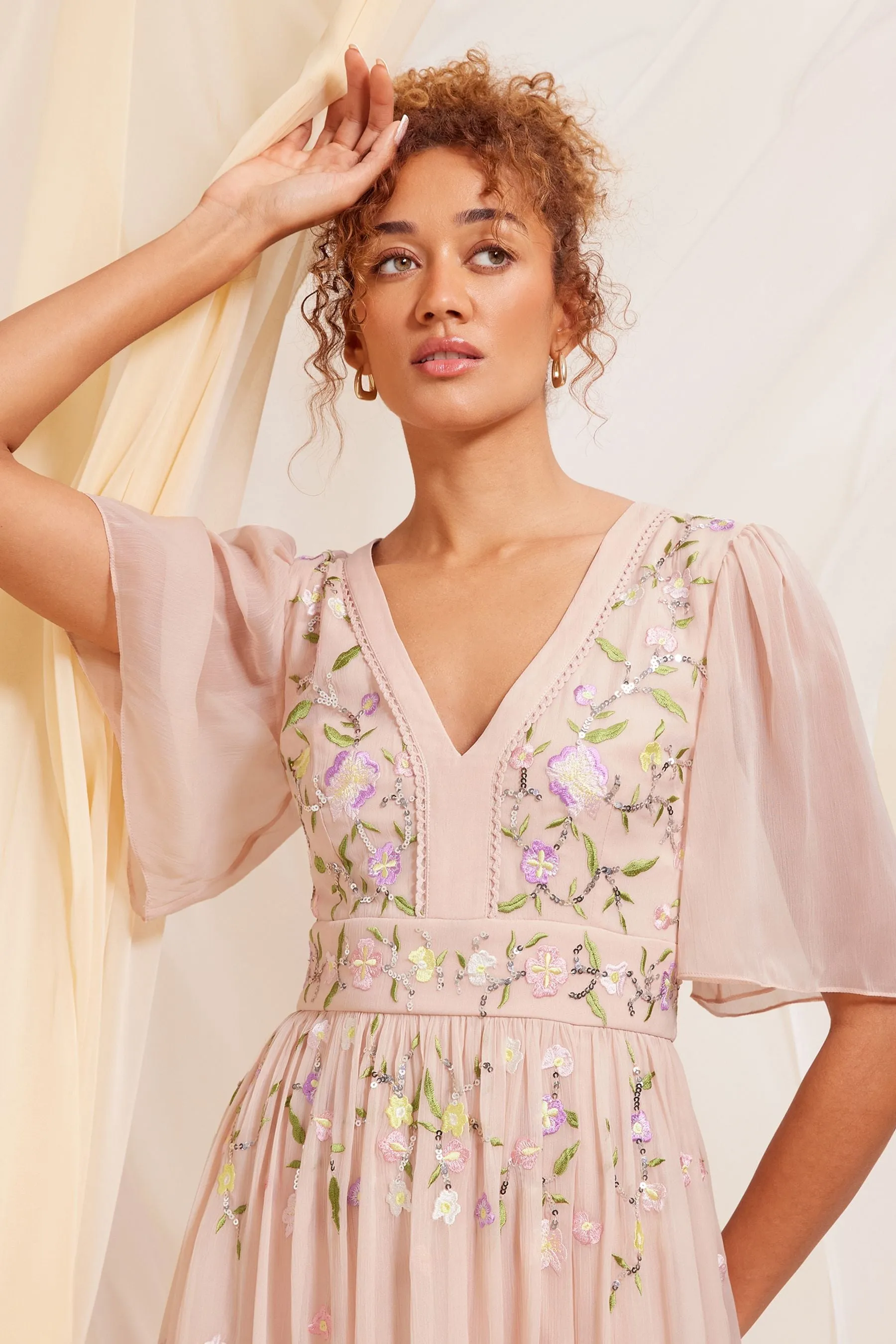 Love & Roses - Abito maxi in chiffon decorato con maniche svasate