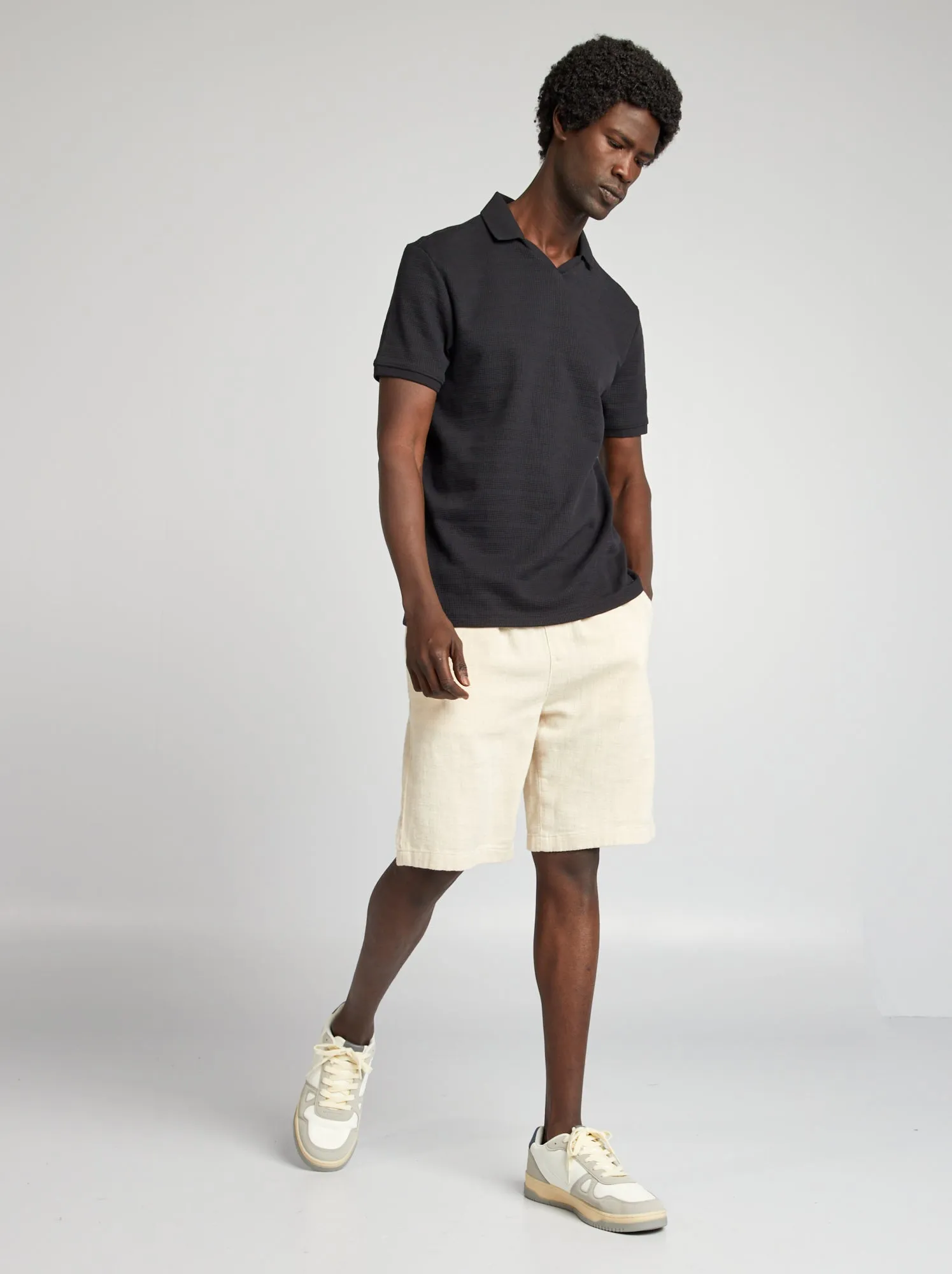 Polo in maglia testurizzata con scollo a V - nero